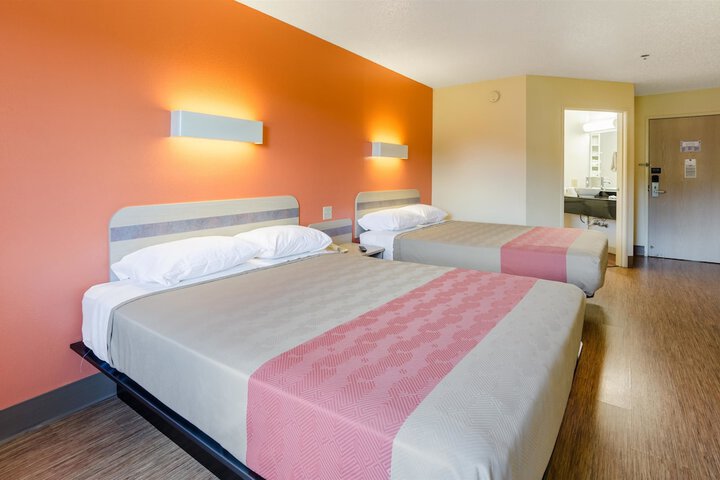 2 Queen Beds (2 of 6)