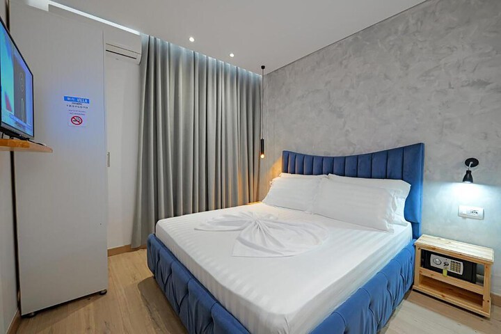 Room 65 of 141