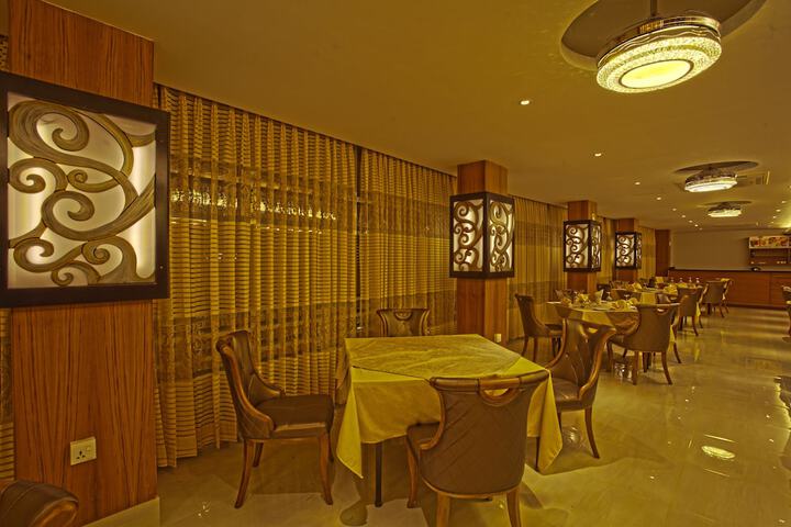 Dining 18 of 25