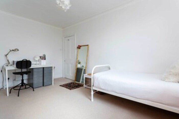 Room 25 of 37