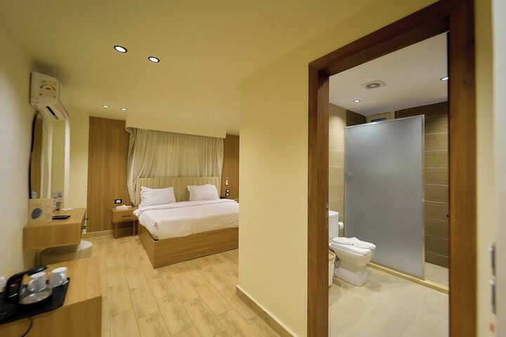 Room 53 of 174