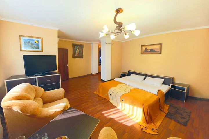 Room 4 of 8