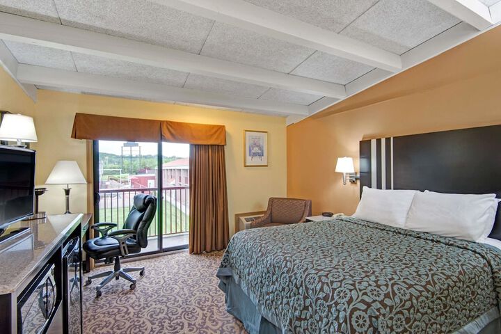1 Queen Bed (12 of 16)