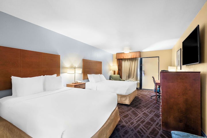 1 Queen Bed (4 of 8)
