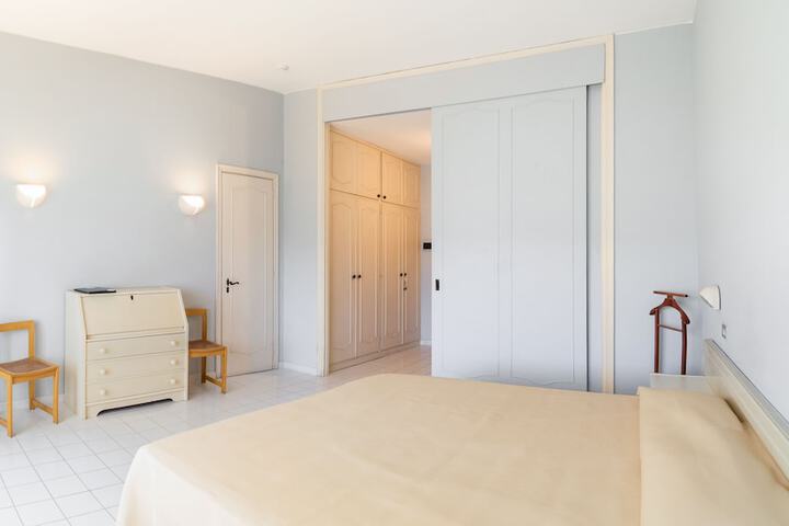 Room 10 of 33