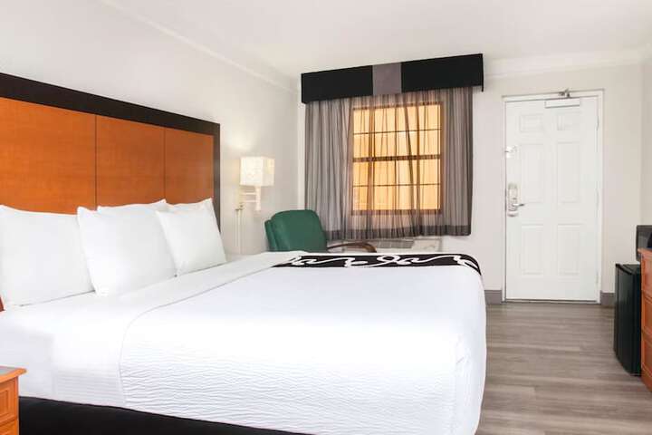 1 King Bed (3 of 7)