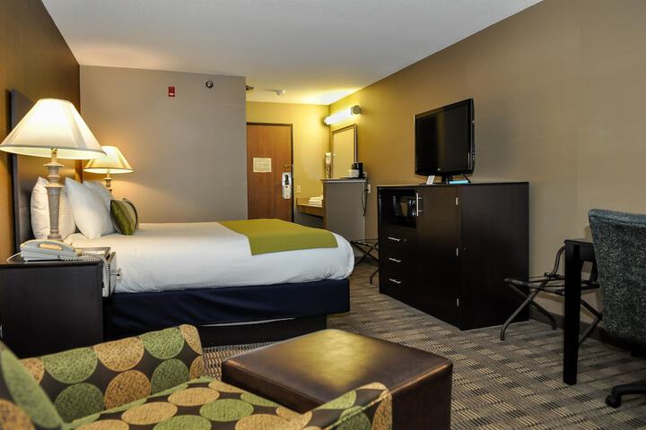 1 King Bed Work Desk Lounge Chair Ottoman Microwave, Refrigerator WiFi Full Breakfast (5 of 9)