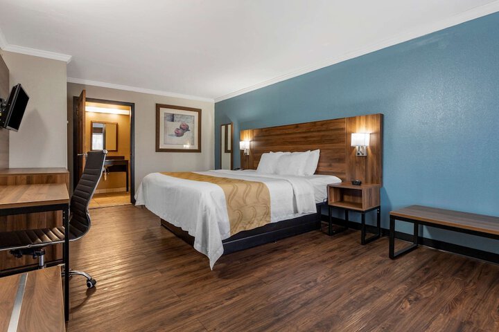 1 King Bed (2 of 13)