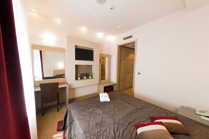 Room 10 of 46