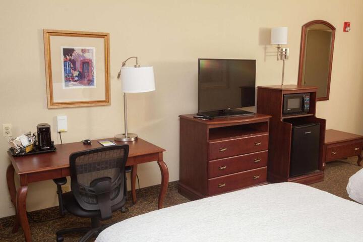 2 Queen Beds Hearing Accessible (6 of 15)