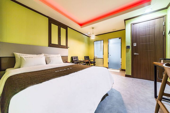 Room 44 of 75