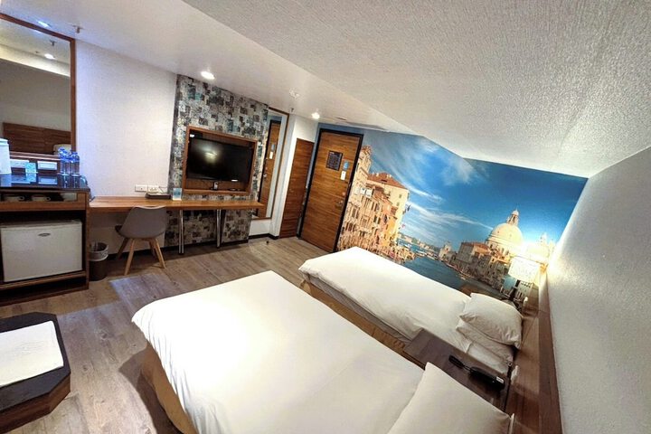 Room 30 of 46