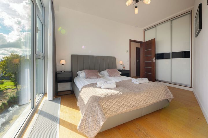 Room 33 of 174