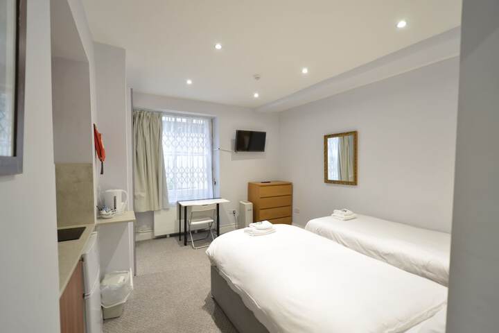 Room 143 of 371