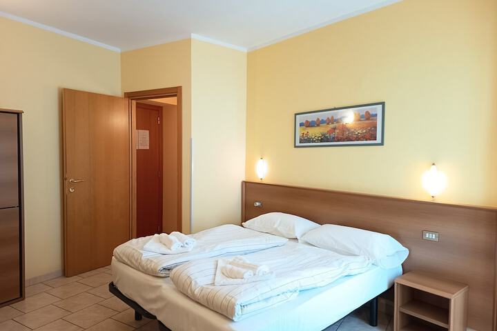 Room 9 of 32