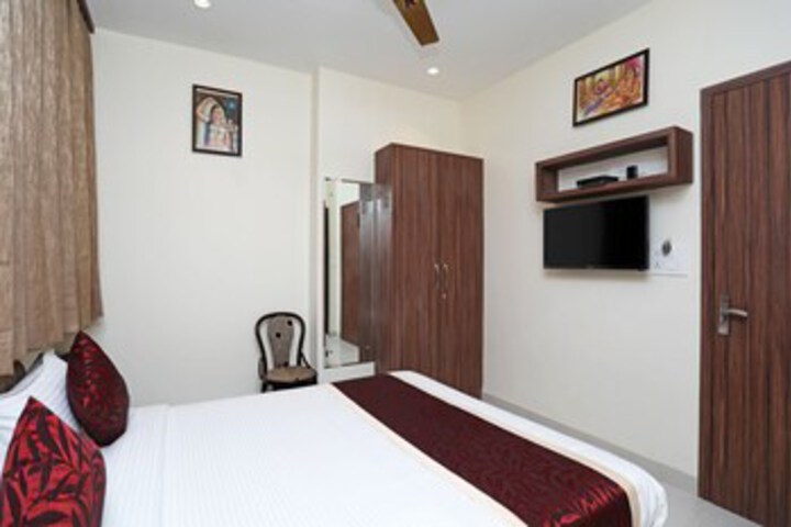 Oyo 10131 Hotel Raj