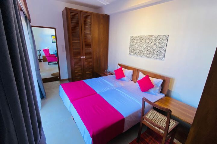 Room 4 of 32