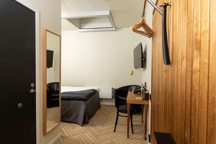 Room 34 of 141