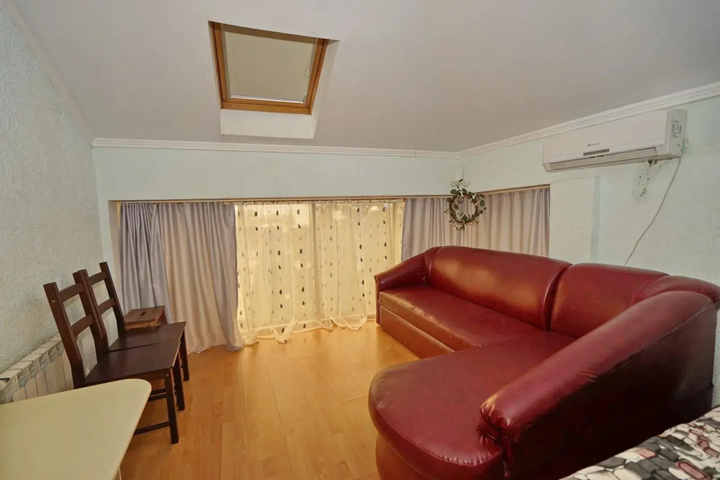 Room 10 of 13