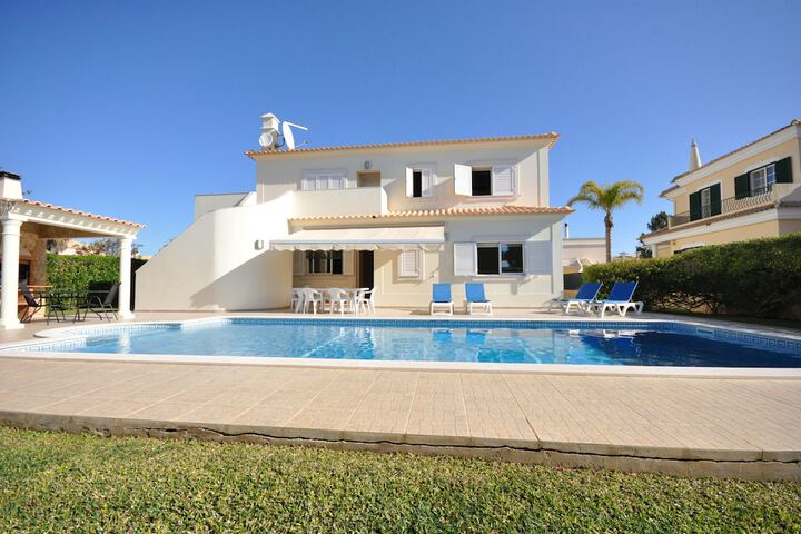6 Bedrooms Walking Distance to Amenities, Private Pool, Free AC and Wifi