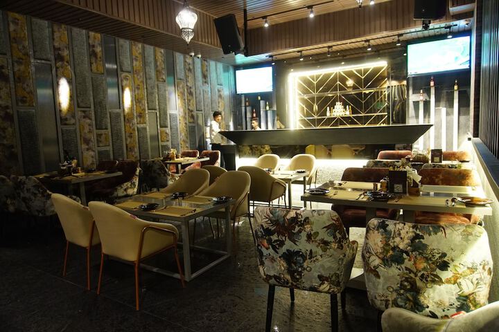 Dining 19 of 23