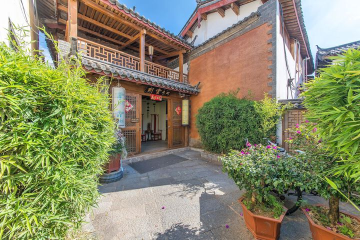 Exterior of Lijiang Langyun Inn