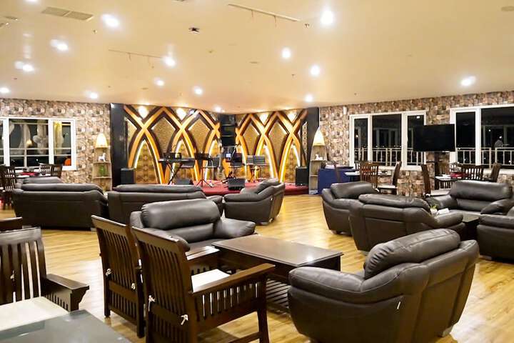 Lounge 49 of 51