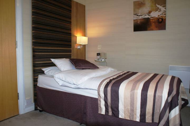 Room 2 of 33