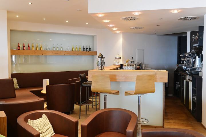 Lounge 106 of 144
