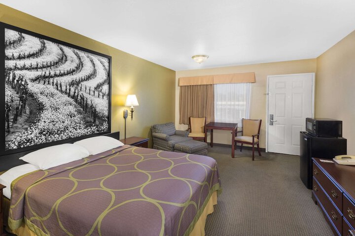 1 Queen Bed (13 of 26)