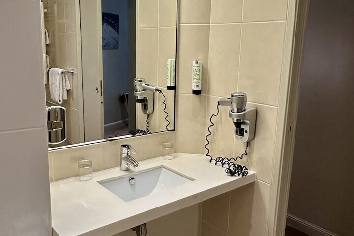 Room 70 of 91