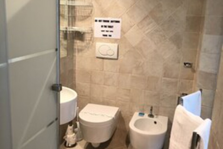 Room 12 of 83