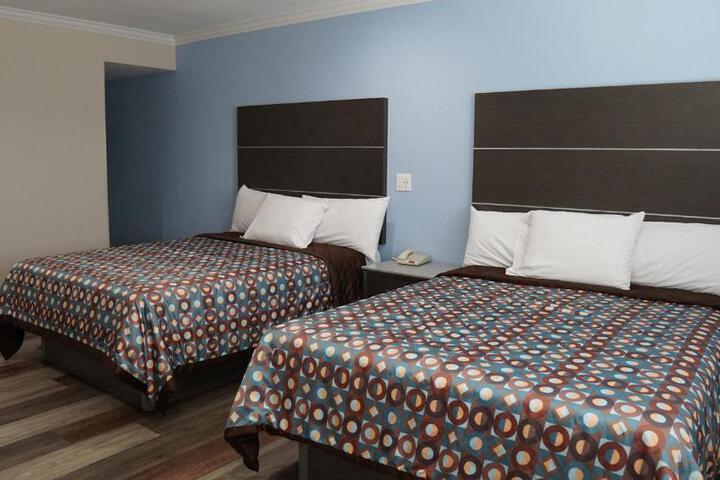 2 Queen Beds (8 of 17)