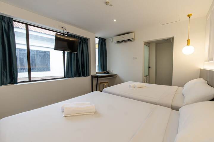 Room 10 of 32