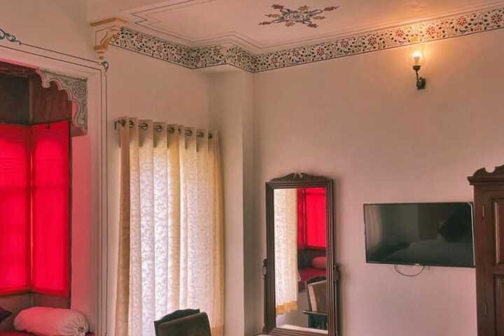 Room 4 of 8