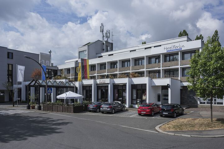 Hotel Exterior 34 of 37