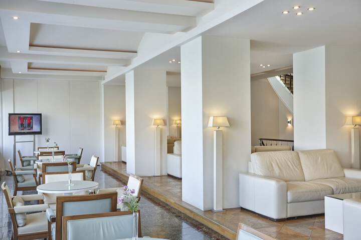 Lounge 58 of 88