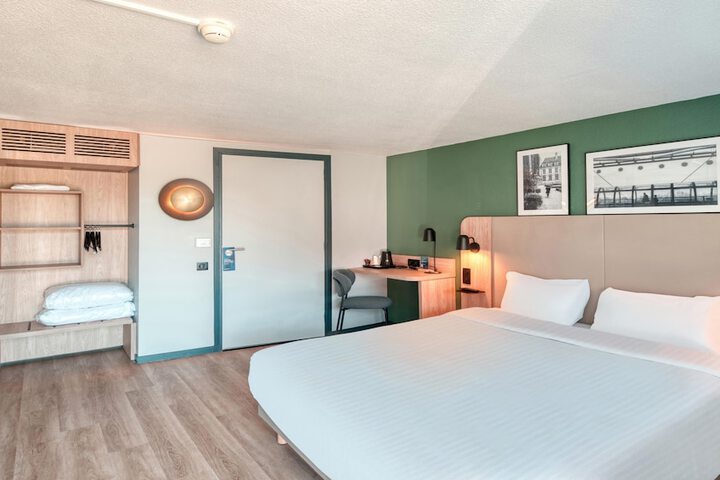Room 15 of 48