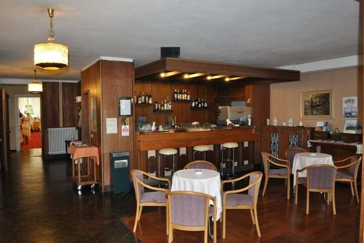 Lounge 37 of 69