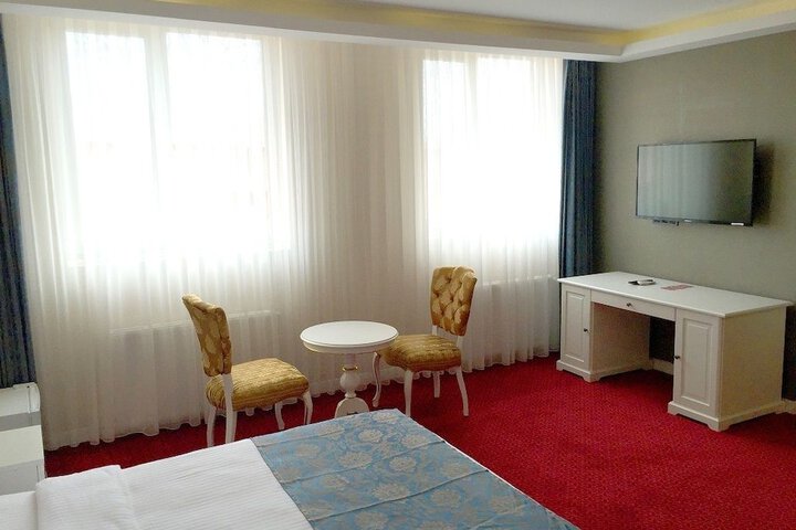 Room 8 of 33