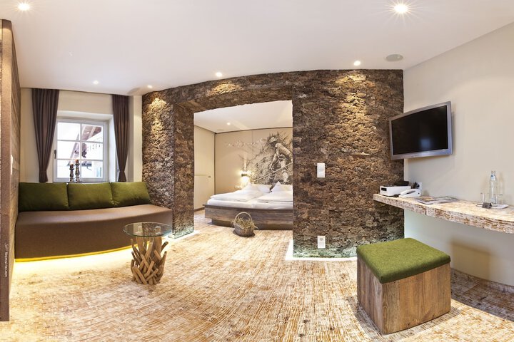 Room 2 of 32