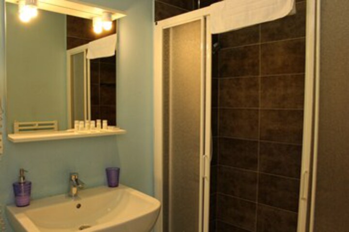 Room 6 of 40