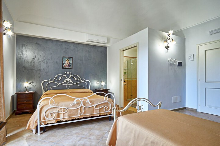 Room 5 of 91