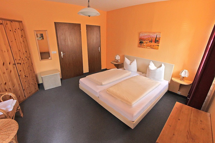 Room 13 of 38