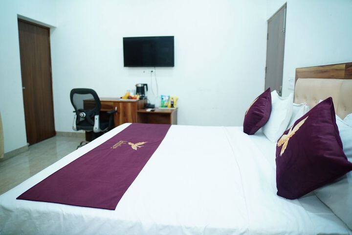 Room 6 of 8