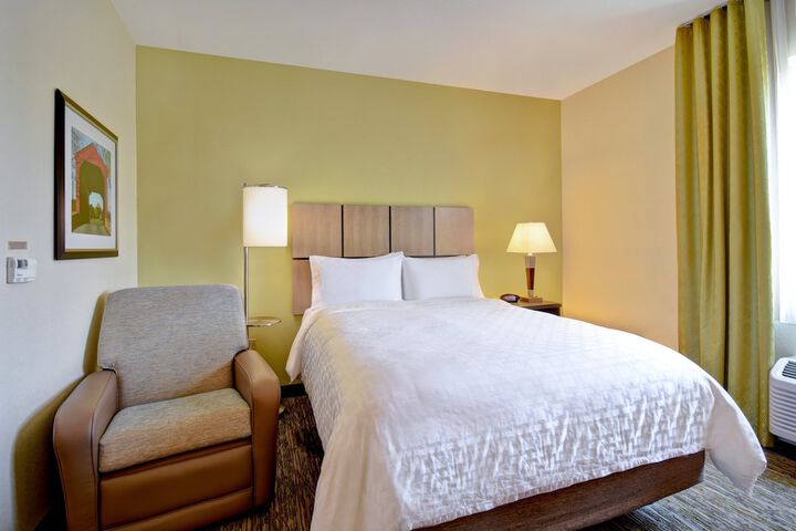 Studio Suite Queen Bed (13 of 32)