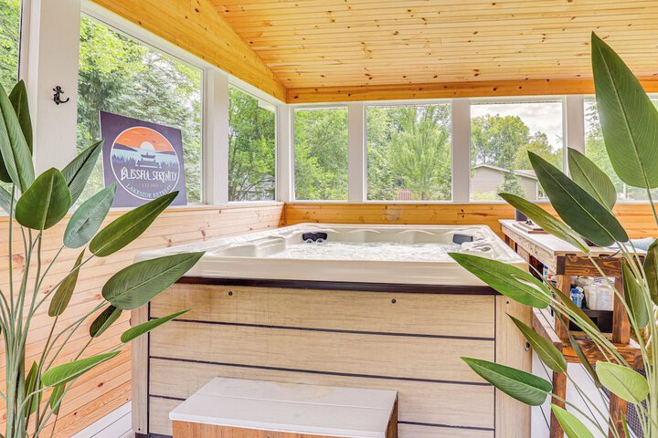 Family Home w / Hot Tub: 1/2 Mi to Lake Milton