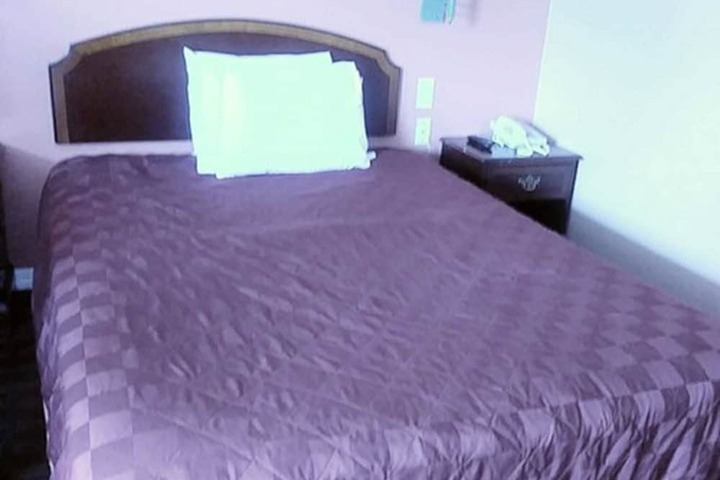 1 Queen Bed (10 of 15)