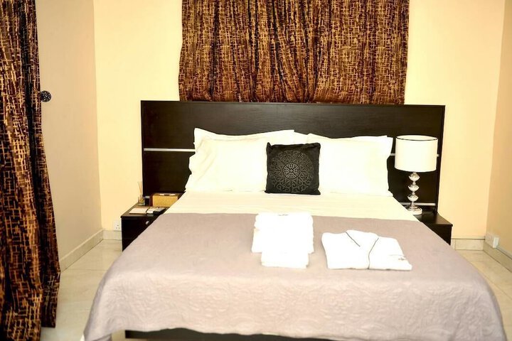 Room 4 of 43