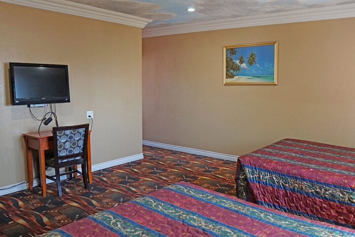 1 Queen Bed (7 of 15)